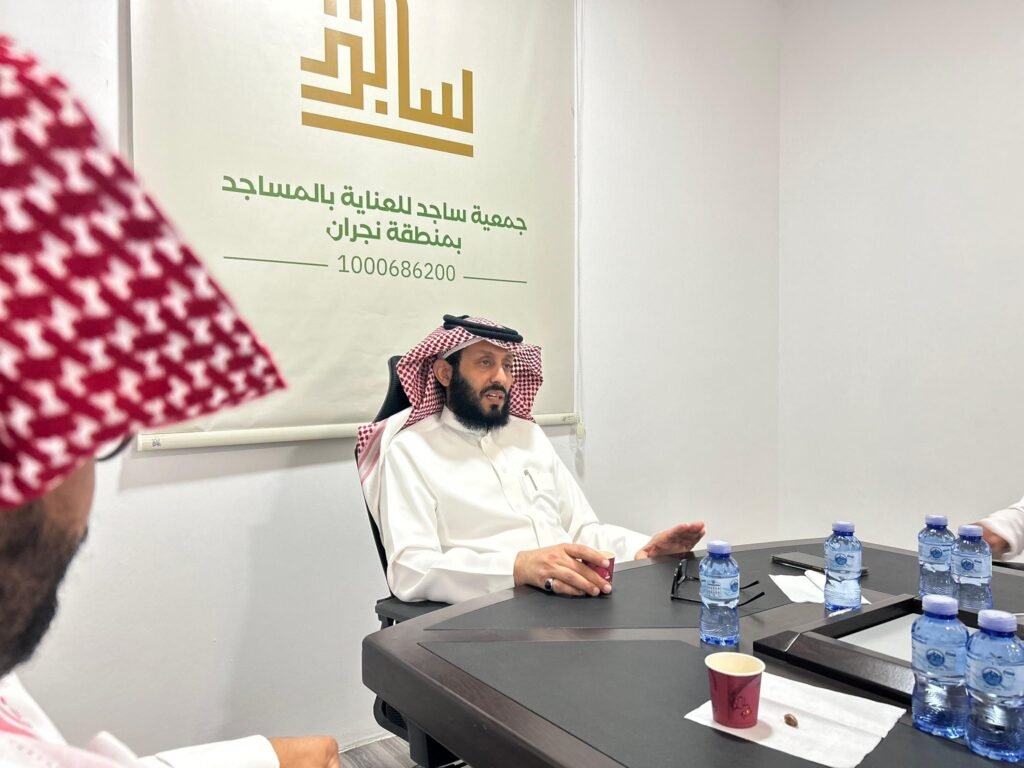 اجتماع المدير التنفيذي بموظفي الأقسام